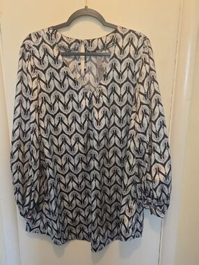 Melissa McCarthy Women's Black/ White V-Neck Blouse 1X